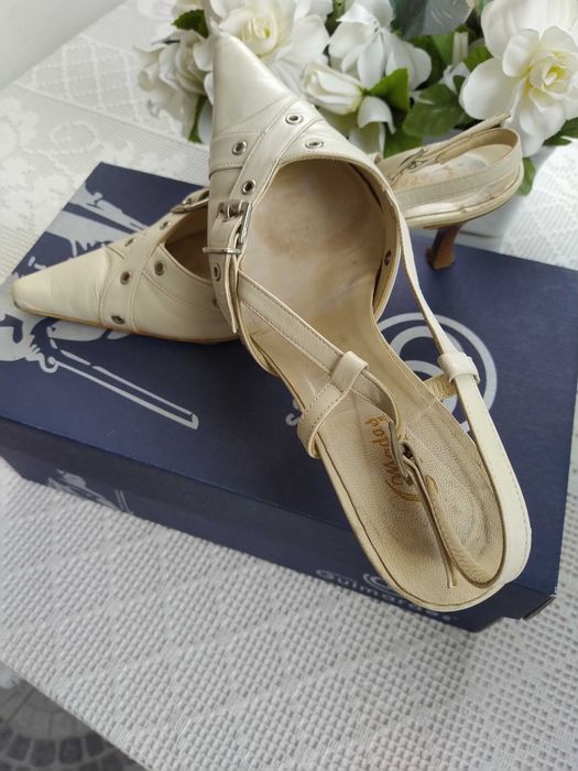 Sapatos cremes, muito elegantes - Tamanho 37
