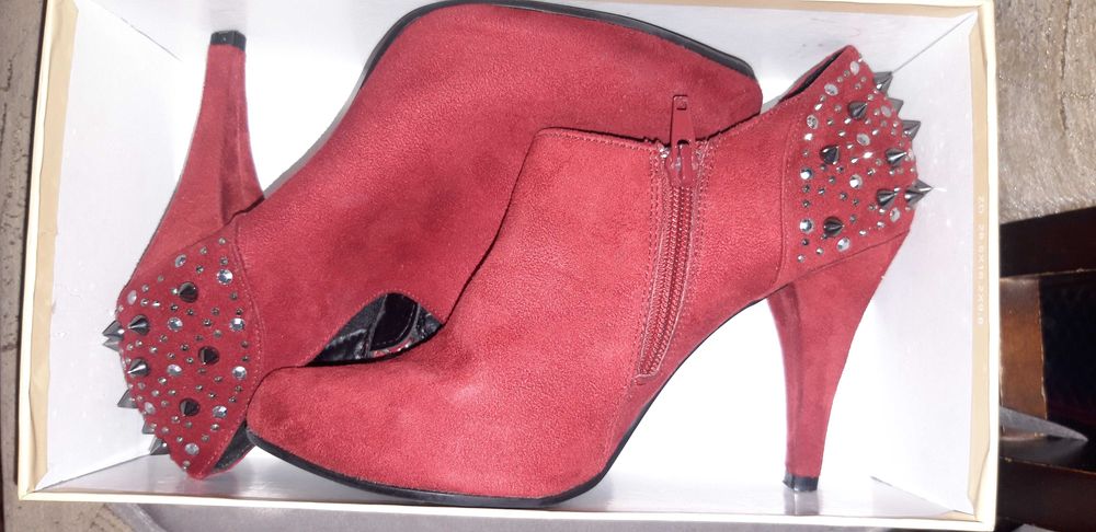 Oryginalne wygodne buty damskie z ozdobnymi kolcami Rozmiar 38