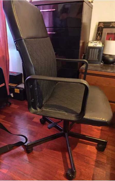 Cadeira de escritório quase nunca utilizada