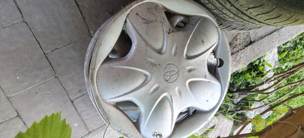 Opony i kołpaki do Toyoty Yaris 1 półka i  dywaniki
