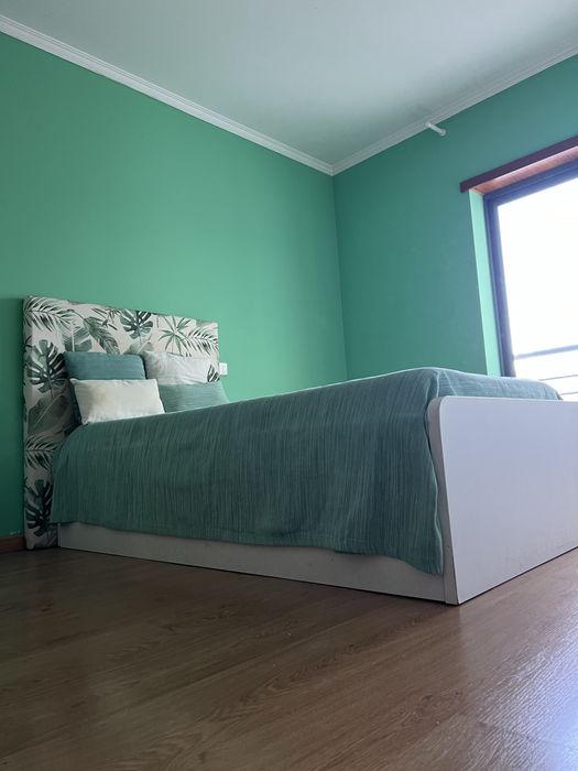 Cama solteiro completa + colchão + cabeceira + decoração