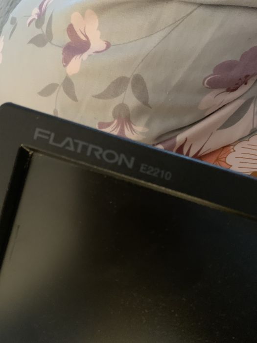 Komputer HP, intel i5, Radeon HD, Windows 10.  Monitor LG