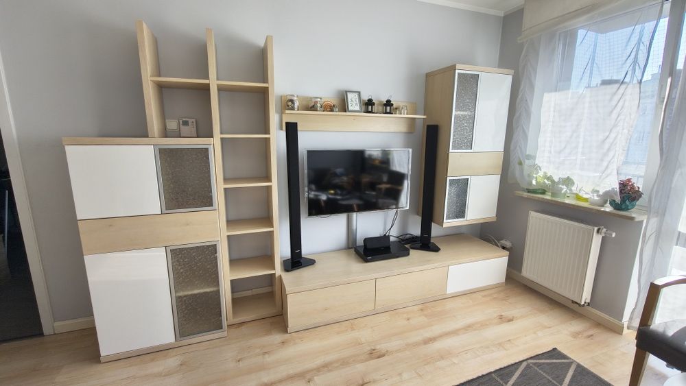 Zestaw pojemnych mebli do salonu, pokoju