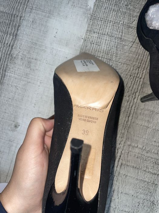 Saltos altos em pele