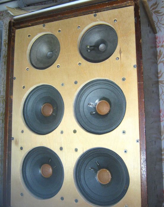 Різні динаміки як міцні так і слабкі та інші.