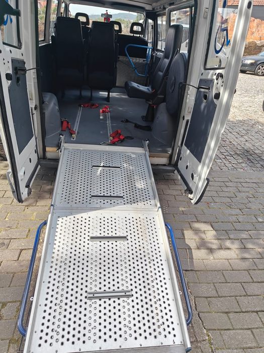 Carrinha adaptada para transporte de deficientes