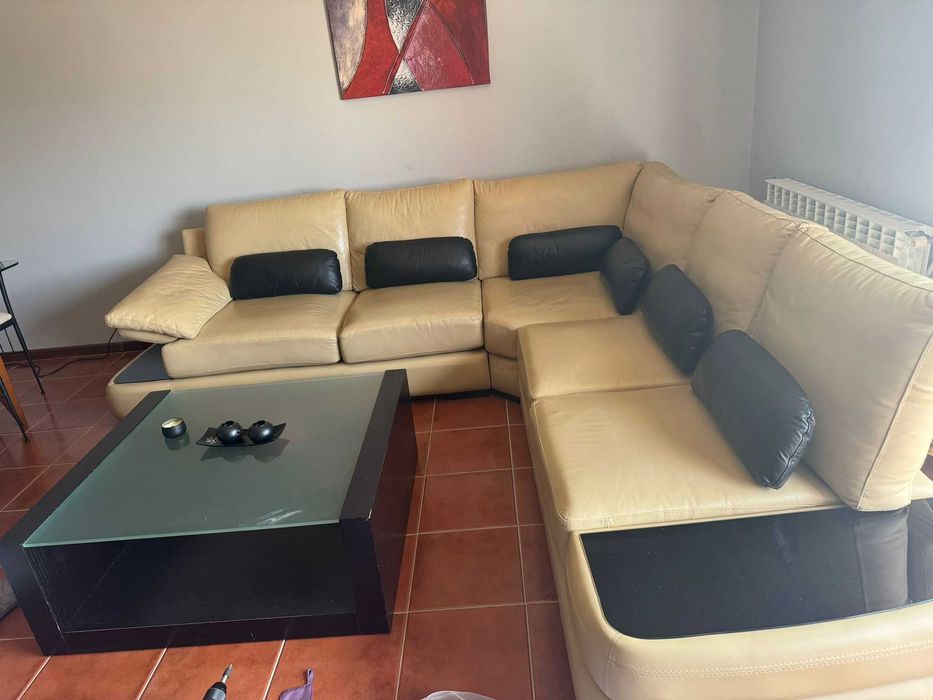 Sofá em pele bege verdadeira