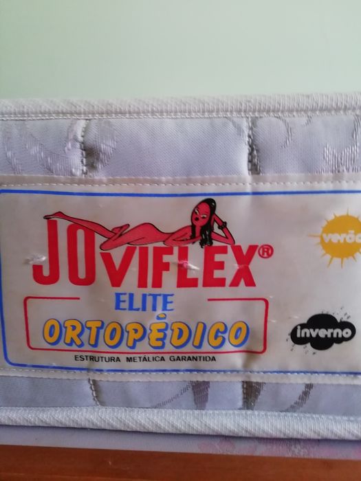 Cama e mesa de cabeceira em cerejeira cor mel