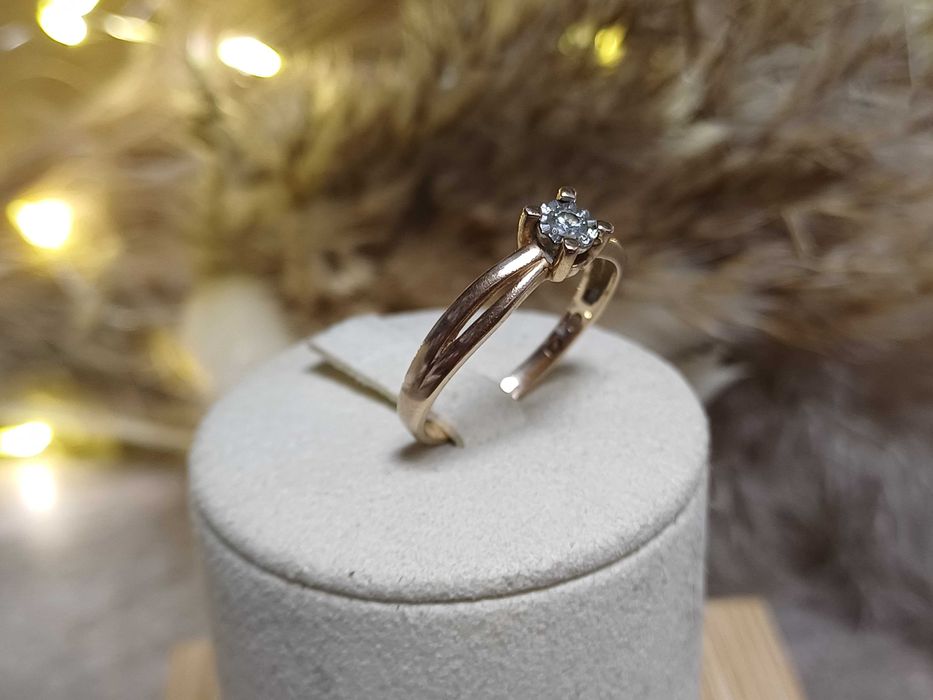 Złoty pierścionek z brylantem P585 2,22g rozmiar 17" certyfikat