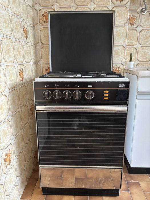 Fogão a gás com um bico elétrico e forno