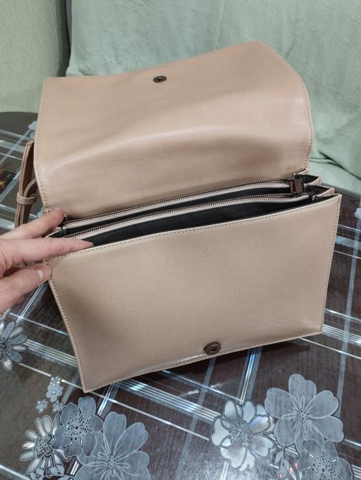 Продам кожанную женскую бежевую сумку