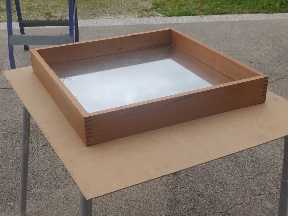 Espelho com borda em madeira