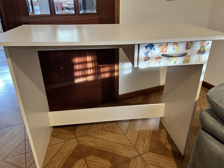 Secretaria e cadeira