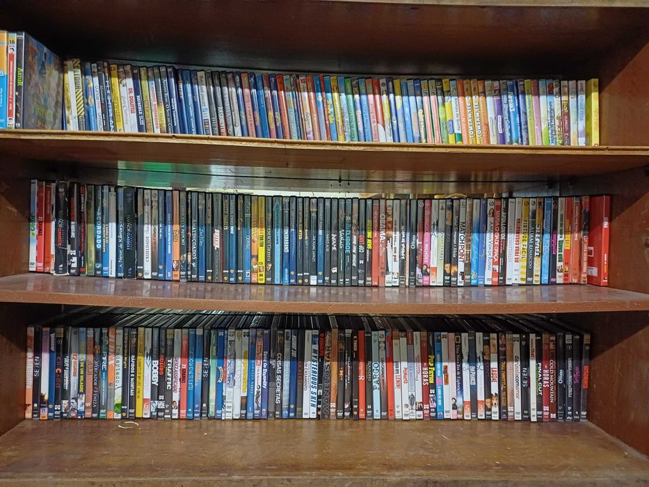Vendo DVDs e cassetes VHS