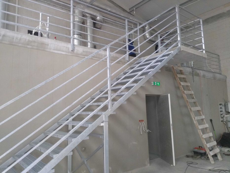 Schody metalowe zewnętrzne z kraty serrated, przemysłowe