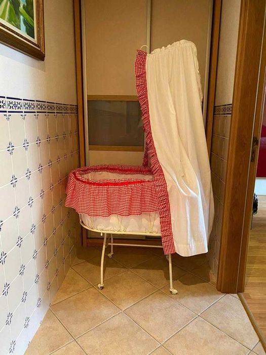 Berço Vintage em Ferro com Colchão – Clássico e Elegante