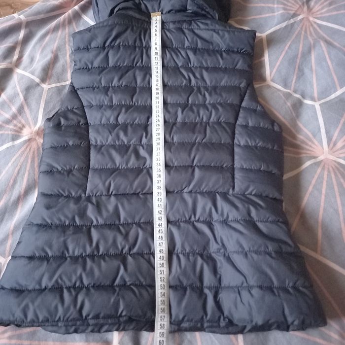 Продам безрукавку женскую ф-мы Zara с капюшоном (отстёгивается)