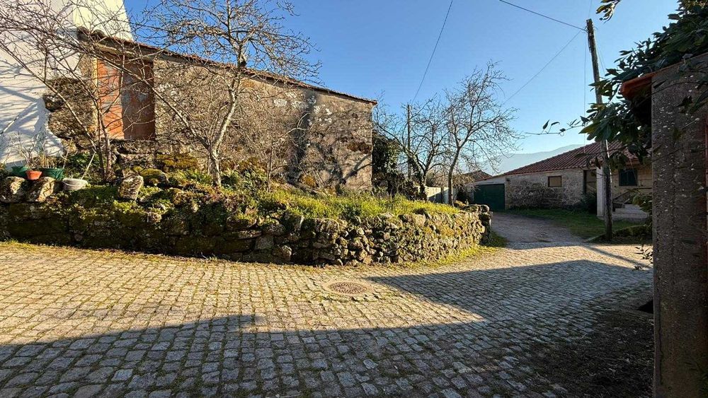 Moradia c/ anexo para recuperar em Resende