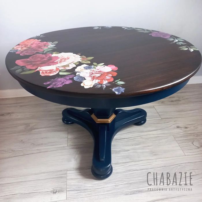 Drewniany malowany stolik