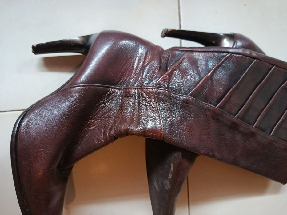 Bota cano alto pele genuína