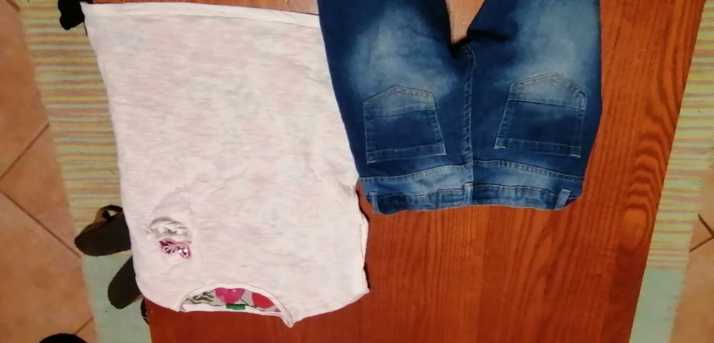 Conjunto calças e t-shirt