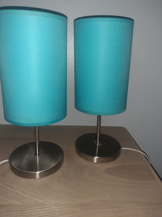 Conjunto de candeeiros com base prateada e abajures azuis