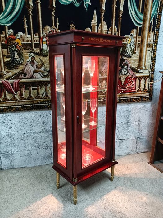 Móvel expositor espelhado/ Vitrine de época com duas prateleiras e ilu