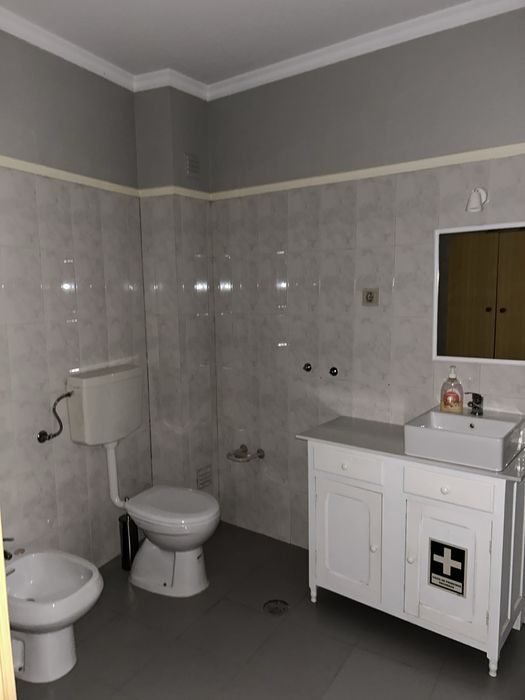Arrenda-se T1 Duplex na Baixa de Coimbra com despesas– Rua da Louça