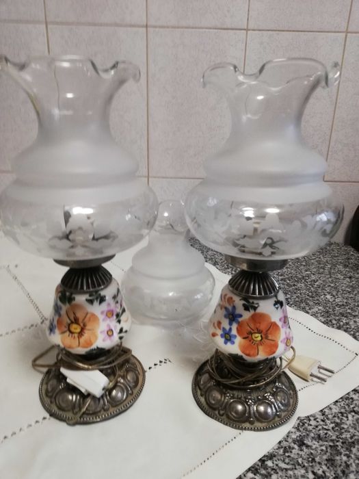 candeeiros de mesinha de cabeceira em porcelana com abajur em vidro