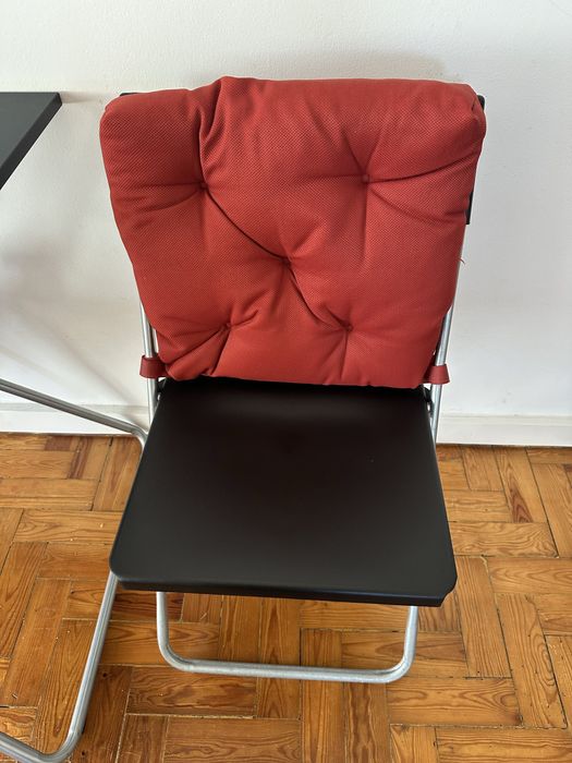 Cadeiras dobravel IKEA com almofadas vermelhas macias