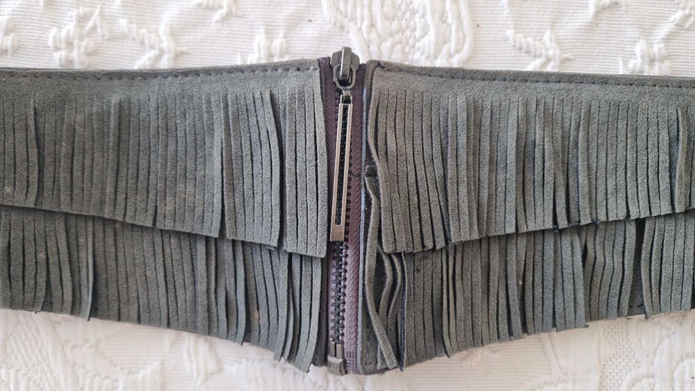 Cinto elástico cinza, 70cm, com fecho e franjas