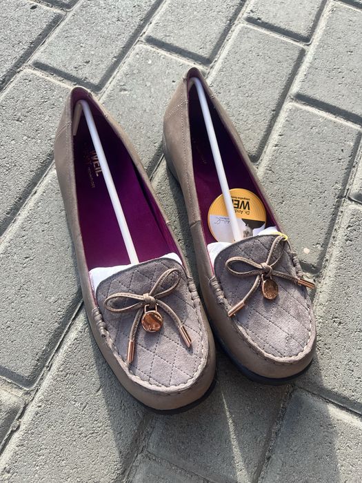 Нові жіночі туфлі.