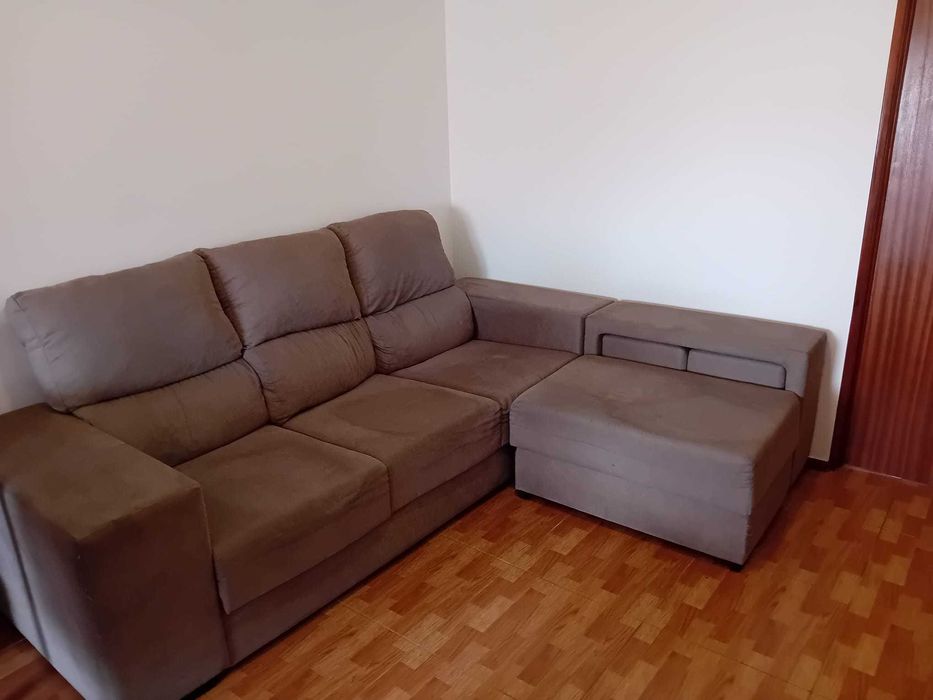 Sofá 3 lugares c/ chaise longue amovível, baú e 2 puffs!!!