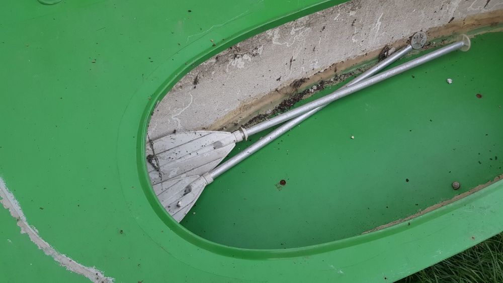 Łódka katamaran dwu kadłubowy