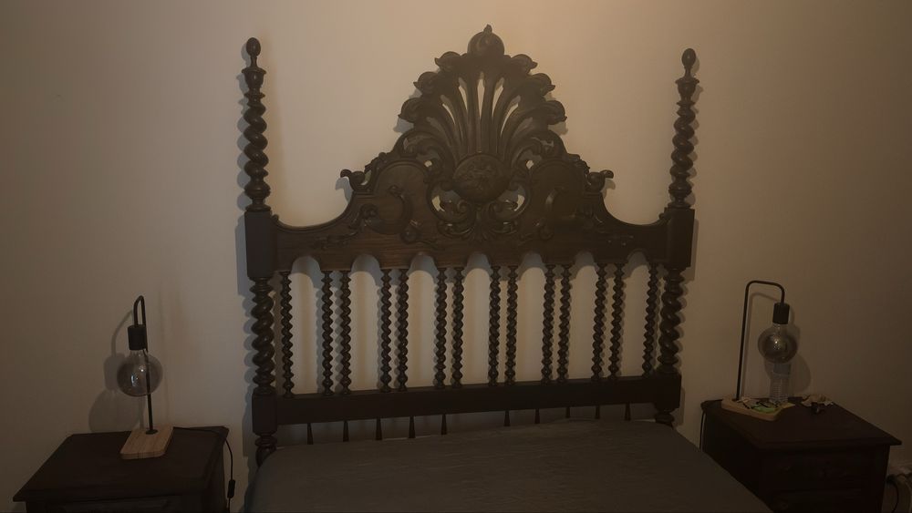 Cama antiga com mesas de cabeceira