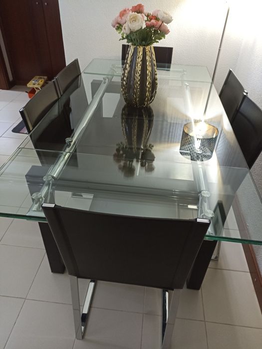 Mesa e seis cadeiras modelo e material italiano italiano