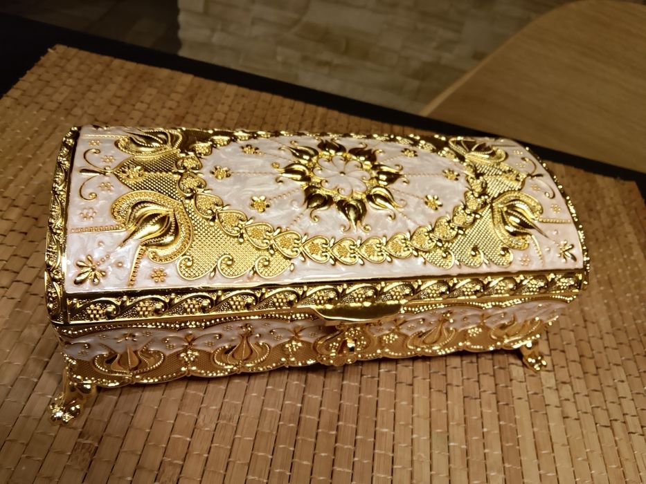 Piękny duży kuferek szkatułka na biżuterię bogato zdobiona metalowa Glamour prezent dekoracja