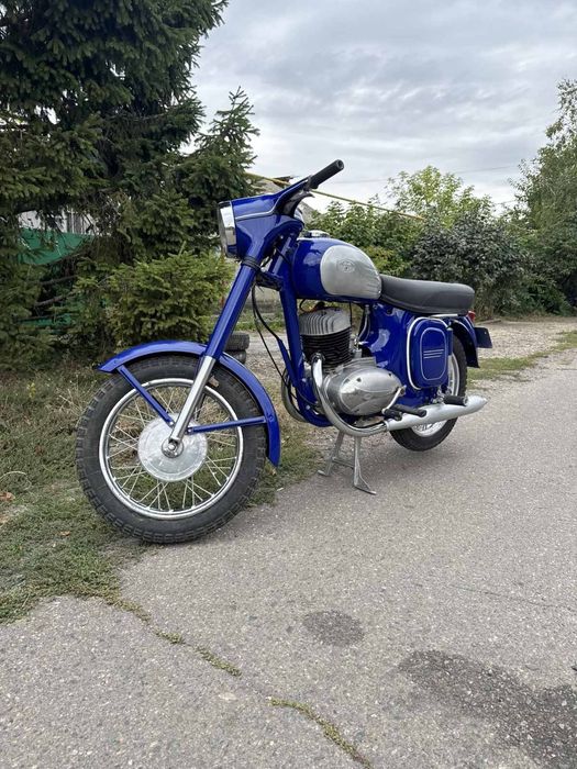 ретро мотоцикл Jawa 250 Ява