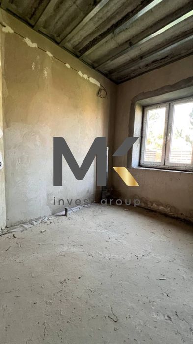 Продаж двоповерхового будинку з великою ділянкою. Стоянка-2