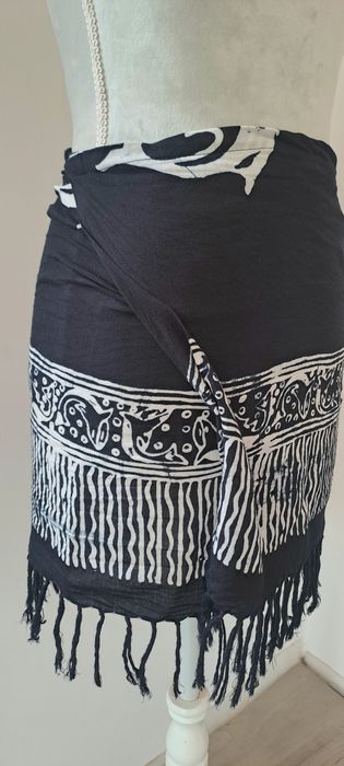 Saia pareo de praia batik preto e branco
