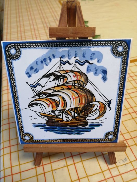 Azulejo com caravela, pintado à mão.