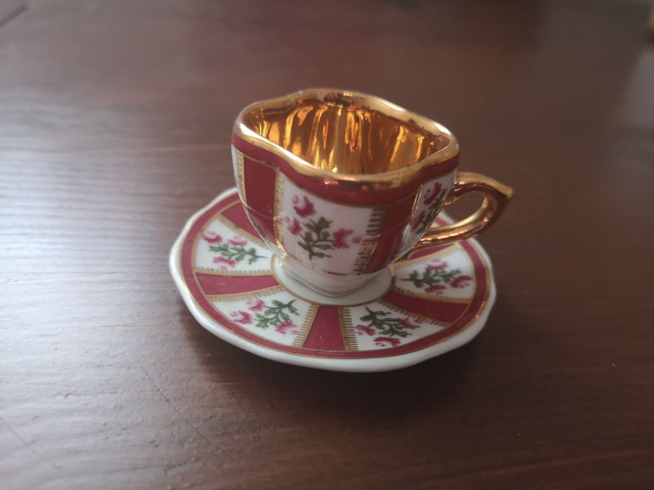 Três chávenas miniatura