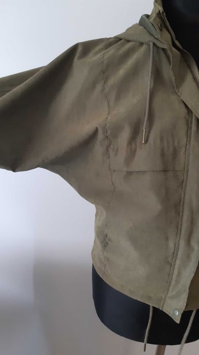 Krótka kurtka z kapturem