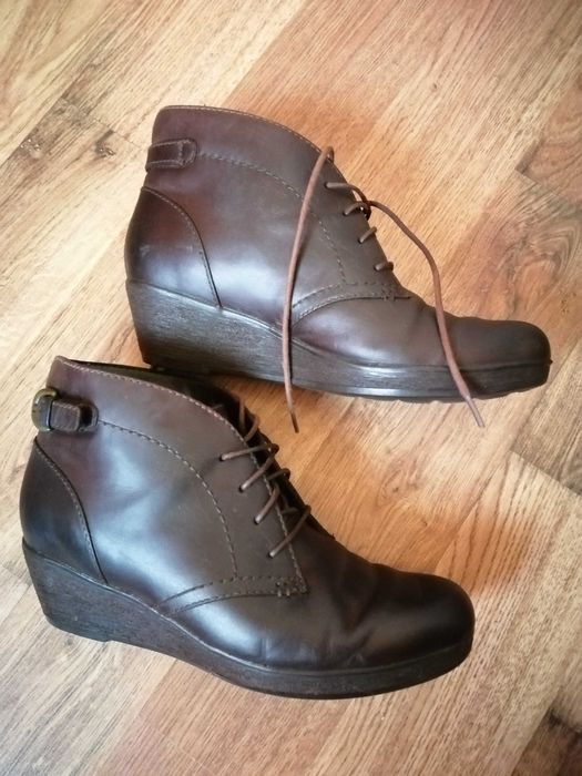Damskie botki skórzane clarks, na koturnie wiązane, brazowe