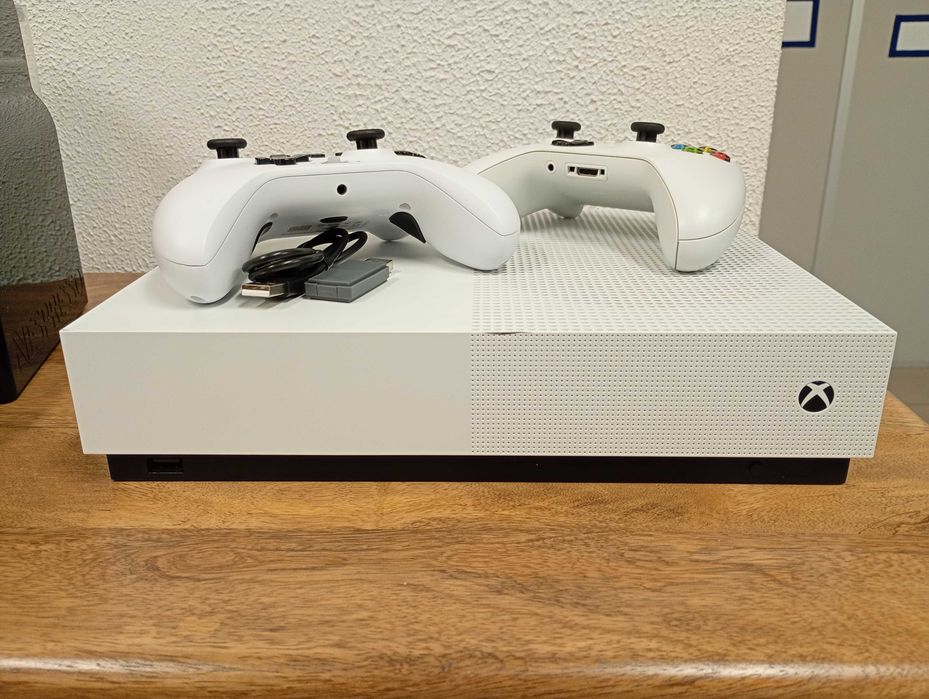 Xbox One S All Digital Edition 1TB + 2 Comandos