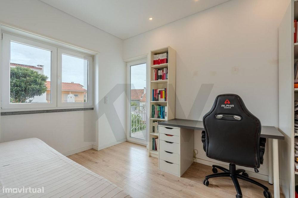 Moradia T3 Remodelada com Jardim, Terraço e Garagem em São Domingos de
