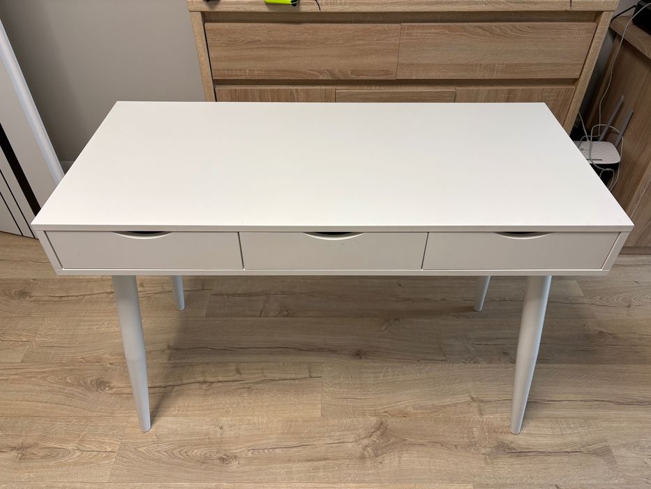 Białe biurko na 4 nóżkach