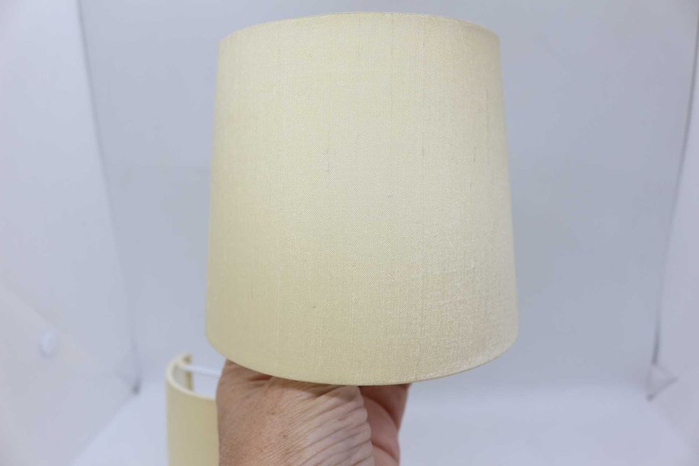 Par de Antigos Abajures em Meia Lua Forrados a Tecido