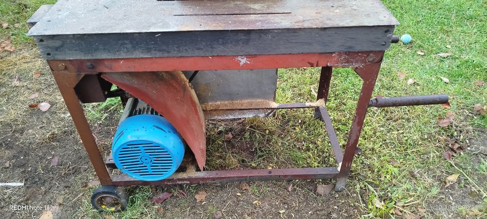 Krajzega z tarczą tnącą 28 cm średnicy.