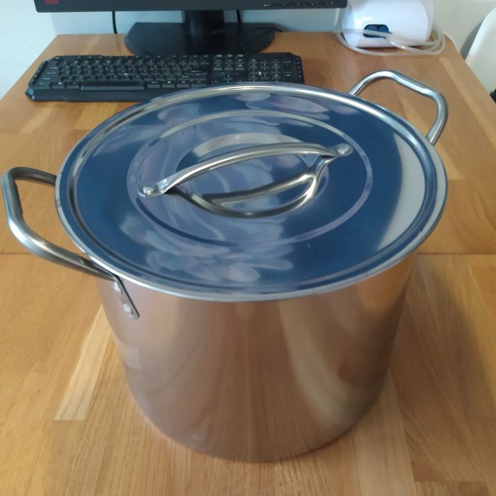 Garnek niemieckiej firmy stall model  10 litry pojemności z pokrywką